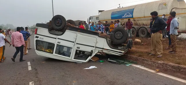 ବାଇକ ଚାଳକଙ୍କୁ ବଞ୍ଚାଇବାକୁ ଯାଇ ଓଲଟିଲା ପୁଲିସ ପାଟ୍ରୋଲିଂ ଗାଡ଼ି, ୫ପୁଲିସ କର୍ମଚାରୀ ଆହତ