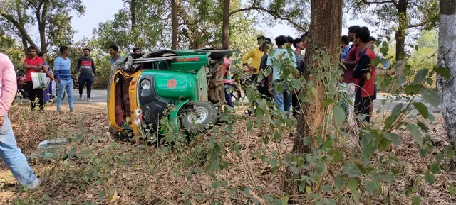 ଭାରସାମ୍ୟ ହରାଇ ଓଲଟିଲା ଅଟୋ, ୪ ଆହତ