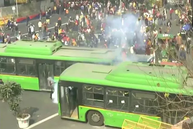 ଦିଲ୍ଲୀରେ ଅନ୍ନଦାତାଙ୍କ ଅରାଜକତା: ଦୋଷ ଖସାଇଲେ ଚାଷୀ ସଂଗଠନ, ଅସନ୍ତୋଷ ଝାଡ଼ିଲେ ବିରୋଧୀ