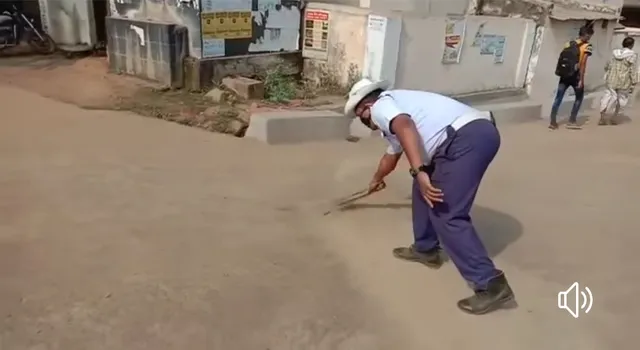 ରାସ୍ତା ସଫେଇ କରି ଉଦାହରଣ ସୃଷ୍ଟି କଲେ ଟ୍ରାଫିକ ପୁଲିସ 