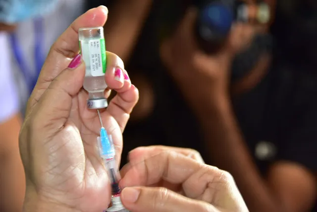 ଟିକା ନେବାକୁ ଲୋକଙ୍କ ମଧ୍ୟରେ ଧସ୍ତାଧସ୍ତି, ପୁଲିସ ମୁତୟନ ପରେ ହେଲା ଟିକାକରଣ