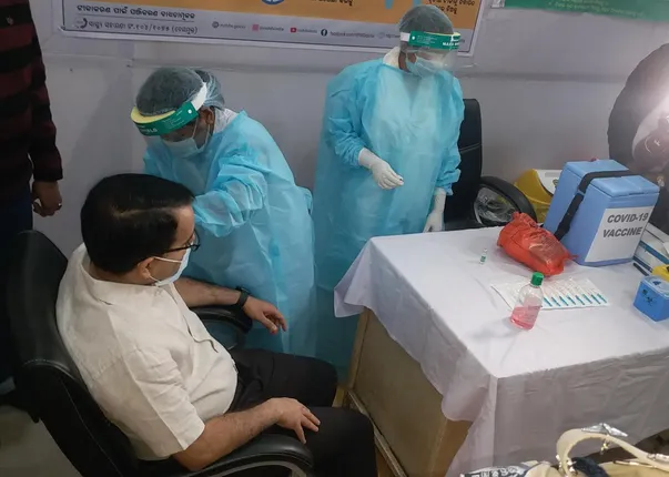 କୋଭିଡ ଟିକା ନେଲେ ମୟୂରଭଞ୍ଜ ଜିଲ୍ଲାପାଳ ବିନୀତ ଭରଦ୍ବାଜ