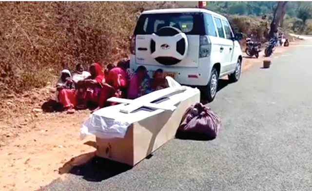 କବରସ୍ଥାନକୁ ନେଇ ଦୁଇ ଗୋଷ୍ଠୀ ମୁହାଁମୁହିଁ : ଶବ ରାସ୍ତାରେ ରଖି ୭ଘଣ୍ଟା ବସିଲେ