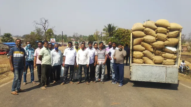 ଧାନ ଗାଡ଼ି ରଖି ରାସ୍ତାରୋକ: ନରଣପୁର-ଡୁବୁରି ରାସ୍ତା‌ରେ ୭ ଘଣ୍ଟା ଧରି ଗାଡ଼ି ଚଳାଚଳ ଠପ୍‌