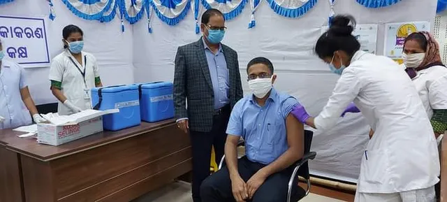 କୋଭିଡ୍ ଟିକା ନେଲେ କେନ୍ଦୁଝର ଜିଲ୍ଲାପାଳ ଆଶିଷ ଥାକରେ