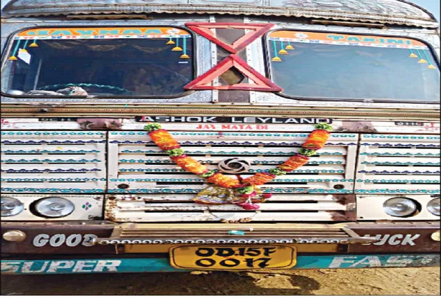 ଟ୍ରକ୍‌ ଚାଳକଙ୍କୁ ହେଲମେଟ୍‌ ଚାଲାଣ, ଚର୍ଚ୍ଚାରେ ଯାଜପୁର ପୁଲିସ