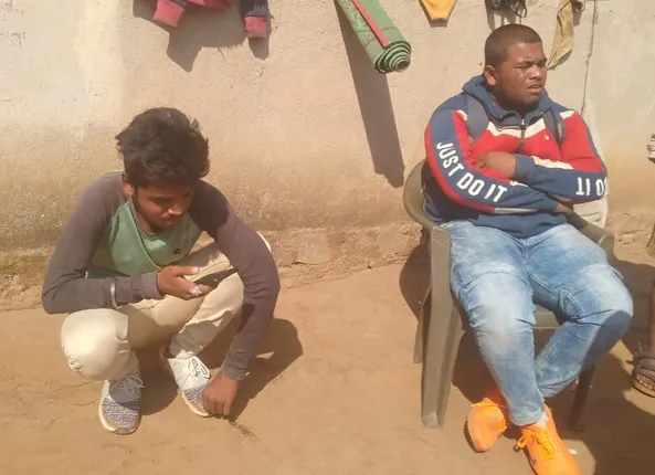 ଦୁଇ ଲୁଟେରାଙ୍କୁ କାବୁ କଲେ ଗ୍ରାମବାସୀ, କାଳିଆ ଯୋଜନାରେ ଠକେଇ