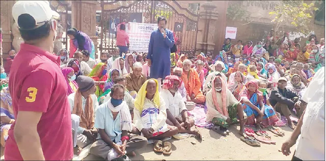 ବିଏମ୍‌ସି କାର୍ଯ୍ୟାଳୟ ଆଗରେ ବରିଷ୍ଠ ନାଗରିକଙ୍କ ଧାରଣା