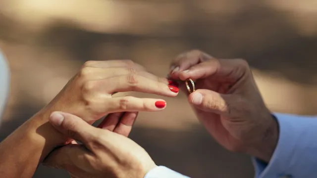 ଜଣେ ପ୍ରେମିକାଠାରୁ ମୁଦି ଚୋରି କରି ଅନ୍ୟ ଜଣେ ପ୍ରେମିକାଙ୍କୁ ପିନ୍ଧାଇଥିଲେ ପ୍ରେମିକ, ତା’ପରେ...