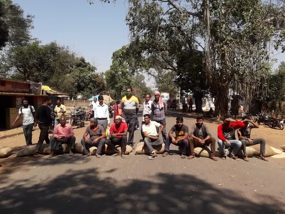 ଧାନବସ୍ତା ରଖି ରାସ୍ତା ଅବରୋଧ କଲେ ଚାଷୀ