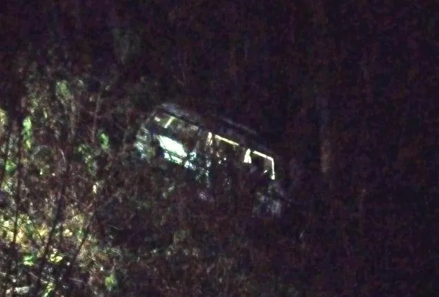 ପ୍ରଥମେ ଚକା ଫାଟିଲା, ପରେ ଭାରସାମ୍ୟ ହରାଇ ବାଇକକୁ ଧକ୍କା ଦେଇ ୧୫ ଫୁଟ ତଳେ ଓଲଟିଲା ବୋଲେରୋ