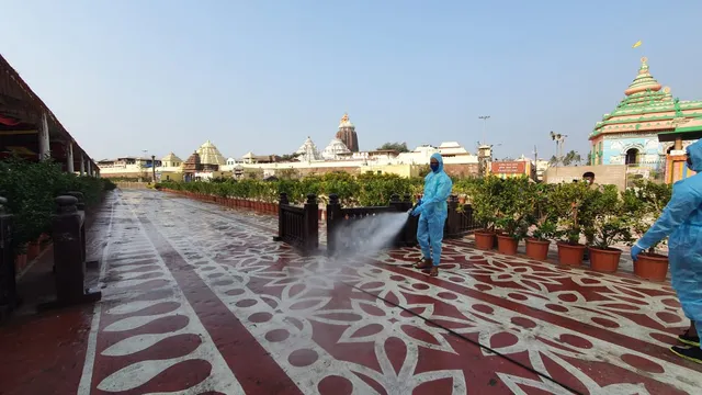 ରବିବାର ମହାପ୍ରଭୁଙ୍କ ଦର୍ଶନ ବନ୍ଦ ରହିଥିବା ବେଳେ ଭକ୍ତମାନେ ପତିତପାବନଙ୍କୁ ଦର୍ଶନ କରି ଫେରୁଛନ୍ତି, ଏଣେ ଚାଲିଛି ଶ୍ରୀମନ୍ଦିର ବିଶୋଧନ କାର୍ଯ୍ୟ