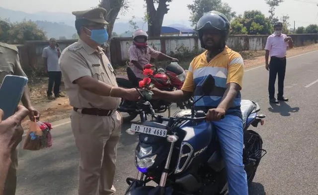 ଗୋଲାପ ଫୁଲ ଓ ଚକୋଲେଟ ଦେଇ ସଡ଼କ ସୁରକ୍ଷା ସଚେତନତା ଅଭିଯାନ ।