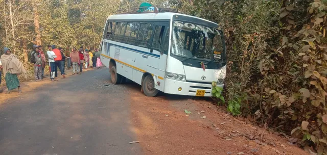 ଦୁଇ ବସ୍ ମୁହାଁମୁହିଁ: ଅଳ୍ପକେ ବର୍ତ୍ତିଲେ ଯାତ୍ରୀ