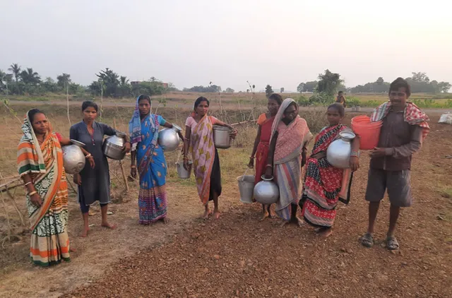 ଗରାଏ ପାଣି ପାଇଁ ଦୁଇ କିମି ଯାତ୍ରା