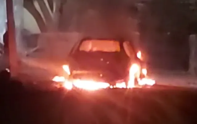 ଦୁର୍ଘଟଣା ଘଟାଇ ଖସିଯାଉଥିବା କାରକୁ ଜାଳିଦେଲେ ଲୋକେ, ଚାଳକକୁ ନିସ୍ତୁକ ପିଟିଲେ