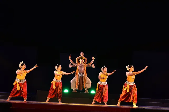 ଧଉଳି ମହୋତ୍ସବରେ କଳାକାରଙ୍କ ପ୍ରସ୍ତୁତି। (ଫଟୋ: ନିରଂଜନ)