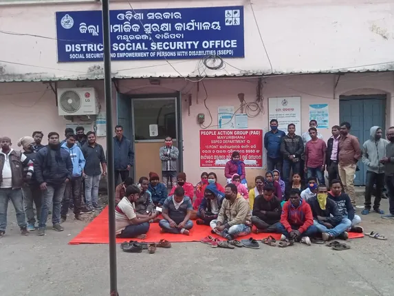 ବକେୟା ଦରମା ପ୍ରଦାନ ଦାବି; ୪୦୪ ପିଏଜି କର୍ମୀମାନଙ୍କ ଧାରଣା