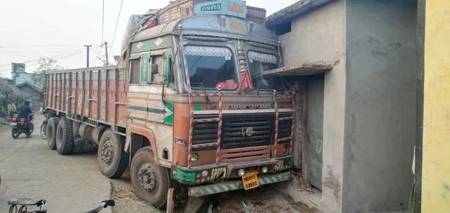 ଟ୍ରକ ଧକ୍କାରେ ନଳକୂପ ଓ ଘର ଭାଙ୍ଗିଲା, ଅଳ୍ପକେ ବର୍ତ୍ତିଲେ ପରିବାର ଲୋକେ