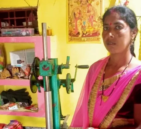 ସସ୍ମିତାଙ୍କୁ ସ୍ବାବଲମ୍ବୀ କରାଇଛି ଧୂପକାଠି ବେପାର, ୧୦ ଜଣଙ୍କୁ ଦେଇଛନ୍ତି ରୋଜଗାର