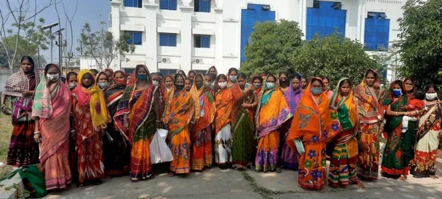 ପୁରୁଣା ସ୍କୁଲ ବନ୍ଦ ନକରିବା ନେଇ ଜିଲ୍ଲାପାଳଙ୍କୁ ଦେଲେ ଦାବିପତ୍ର ଦେଲେ ଶତାଧିକ ମହିଳା