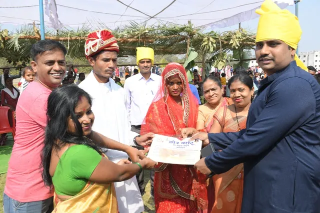 ଭାଲେଣ୍ଟାଇନ ଡେରେ ବିବାହ ବନ୍ଧନରେ ବାନ୍ଧିହେଲେ ୧୫ ନକ୍ସଲ ଦମ୍ପତ୍ତି, ପୁଲିସ ସାଜିଲା ବରଯାତ୍ରୀ