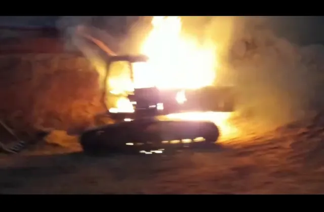 ପୁଣି ନକ୍ସଲ ହିଂସା: ଜେସିବି ଓ ୨ ଟିପ୍ପର ସମେତ ୪ଟି ଗାଡ଼ିରେ ନିଆଁ ଲଗାଇଦେଲେ ମାଓବାଦୀ