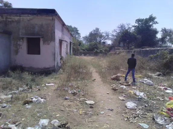 ସବରେଜିଷ୍ଟ୍ରାର କ୍ବାର୍ଟର ମଧ୍ୟ ଜବରଦଖଲ