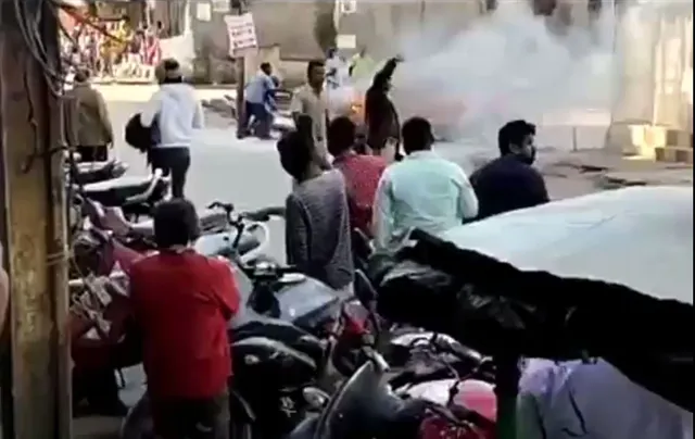 ପେଟ୍ରୋଲ ପମ୍ପରୁ ତେଲ ଭର୍ତ୍ତି କରି ବାହାରୁ ଥିବା ସମୟରେ ହଠାତ କାରରେ ଲାଗିଲା ନିଆଁ: ଅଳ୍ପକେ ବର୍ତ୍ତିଲେ କାର ଚାଳକ