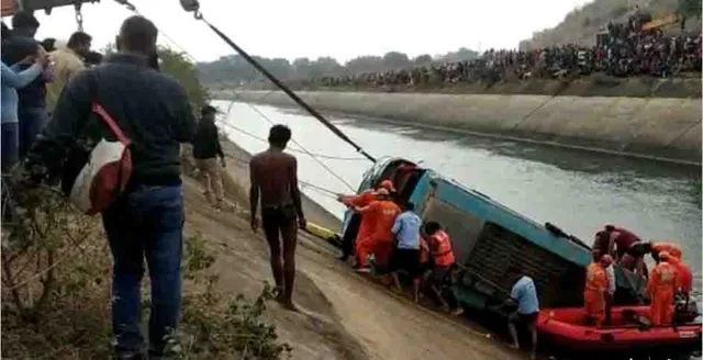 କେନାଲକୁ ଖସି ପଡ଼ିଲା ବସ; ୪୨ଜଣ ଯାତ୍ରୀଙ୍କ ମୃତ୍ୟୁ