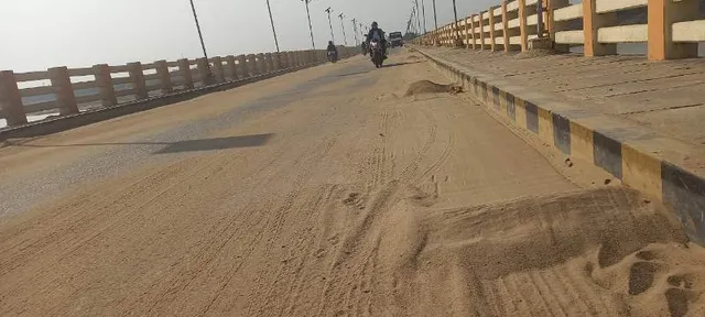 କୁଆଖାଇ ନଦୀରୁ ବେଆଇନ ବାଲି ଉଠାଣ;  ଧସିବ ଟଙ୍କପାଣି ବ୍ରିଜ !