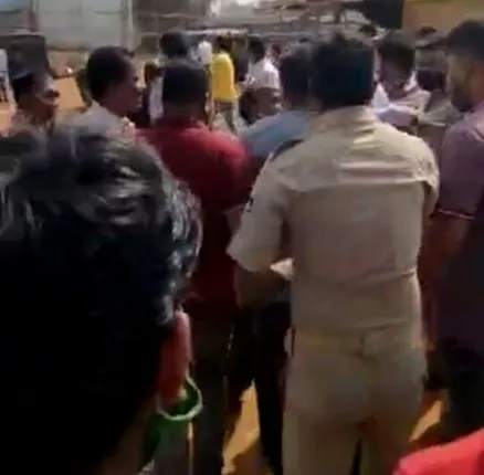 ଫାଇନାନ୍ସ କର୍ମଚାରୀଙ୍କ ଗୁଣ୍ଡାଗିରି: ଚାଳକଙ୍କ ଅଟୋ ଓ ମୋବାଇଲ ଫୋନ ଭାଙ୍ଗିଦେଲେ