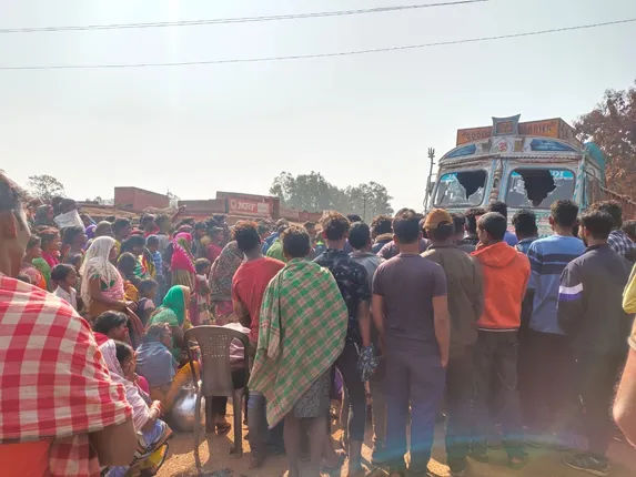 ଟ୍ରକ ତଳେ ଚାପି ହୋଇ ଯୁବକର ମୃତ୍ୟୁ, ସ୍ଥାନୀୟ ଲୋକଙ୍କ ରାସ୍ତାରୋକ