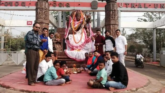 ବାଣୀବିହାର ଗେଟ ଆଗରେ ସରସ୍ୱତୀଙ୍କ ପୂଜା