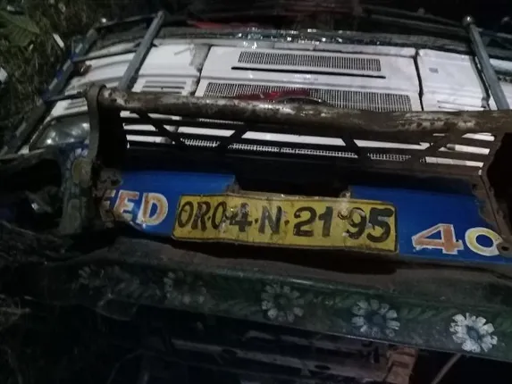 ଟ୍ରକ ଓଲଟିବାରୁ ଚାପି ହୋଇଗଲେ ୩ ସ୍କୁଟି ଆରୋହୀ; ମହିଳାଙ୍କ ମୃତ୍ୟୁ, ୨ ଗୁରୁତର