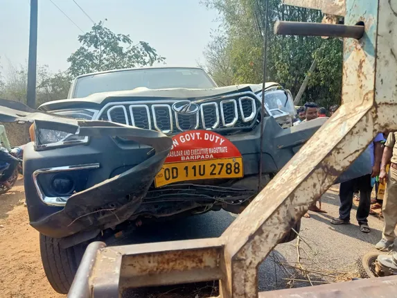 ତହସିଲଦାରଙ୍କ ଗାଡି ଧକ୍କାରେ ଫାର୍ମାସିଷ୍ଟ ଛାତ୍ର ଗୁରୁତର, ଗାଡି ଧରି ବୁଲୁଛି ଡ୍ରାଇଭର୍‌