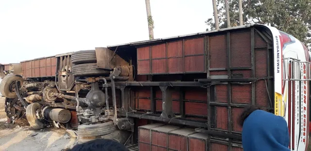 ବିଦ୍ୟୁତ୍ ଖୁଣ୍ଟରେ ପିଟି ହେଲା ଯାତ୍ରୀବାହୀ ବସ୍: ୪ ଆହତ