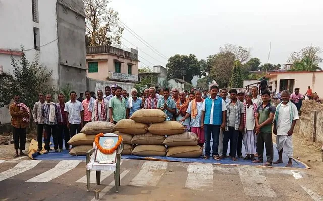 ବିକ୍ରି ଅବ୍ୟବସ୍ଥା: ଧାନ ବସ୍ତା ରଖି ରାଜପଥ ଅବରୋଧ କଲେ ଚାଷୀ