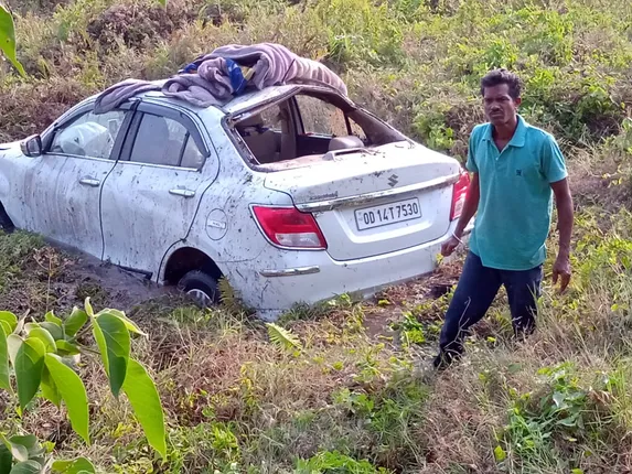 ବିଲରେ ପଶିଗଲା କାର, ୫ ଆହତ