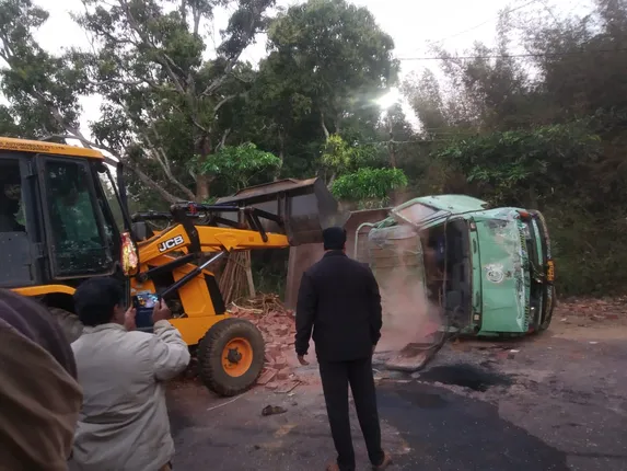 ଖଣ୍ଡପଡ଼ା ସହରାଞ୍ଚଳ ଅଧିନସ୍ଥ ଖଳଖଳା ମୋଡ଼ଣି ନିକଟରେ ଇଟା ବୋଝେଇ ଗାଡ଼ି ଦୁର୍ଘଟଣାଗ୍ରସ୍ତ, ଜଣେ ମୃତ