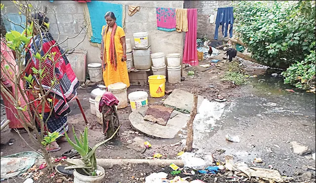 ଆବର୍ଜନା‌ ବଳୟରେ କାଞ୍ଜିଆହୁଦା ବସ୍ତିବାସିନ୍ଦା, ବାହାରେ ଚାଲିଛି ଗାଧୁଆ ଓ ଶୌଚ