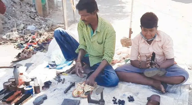 କଅଁଳ ମୁଣ୍ଡରେ ପରିବାର ବୋଝ : ଦିନରେ ଜୋତା ସିଲେଇ, ରାତିରେ ପାଠପଢ଼ା