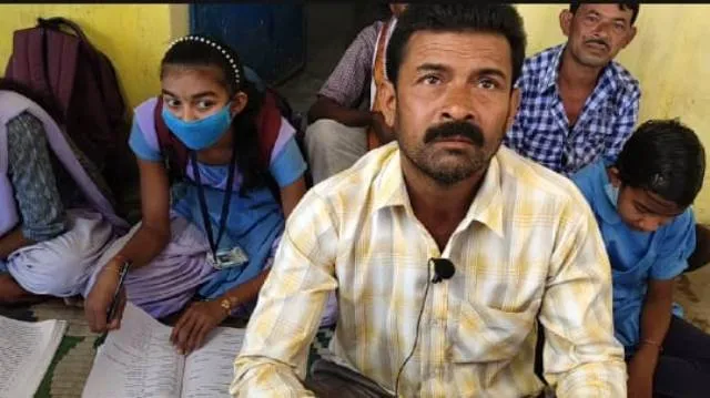 ଚାଷୀଙ୍କ ଅଭିନବ ପ୍ରତିବାଦ: ଏମଡି ଏଣିକି ତିନି ଝିଅଙ୍କ ପାଠପଢ଼ା ବୁଝିବେ କହି ଲ୍ୟାମ୍ପ କାର୍ଯ୍ୟାଳୟରେ ଧାରଣା ଦେଲେ