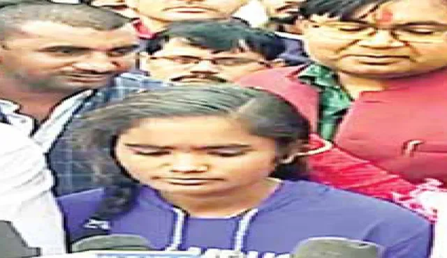 ସିଦ୍ଧି ବସ୍‌ ଦୁର୍ଘଟଣା, କେନାଲକୁ ଡେଇଁ ଦୁଇ ଜୀବନ ବଞ୍ଚାଇଥିଲେ ସ୍କୁଲ ଛାତ୍ରୀ