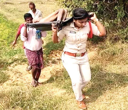 ମାନବିକତା ଦେଖାଇଲେ ମହିଳା ସରପଞ୍ଚ ଓ ପୁଲିସ ଏସ୍‌ଆଇ