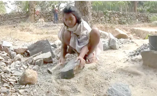 ଖୋଲିନି ସ୍କୁଲ, ପାଠରେ ଡୋରି : ଏବେ କାମ କରି ରୋଜଗାର, ପଥର ଗୋଡ଼ି ବାଡ଼ଉଛନ୍ତି ପିଲା