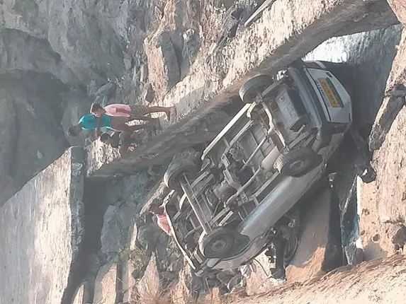 ପୋଲ ତଳକୁ ଖସିଲା ଗାଡ଼ି, ୭ ଶ୍ରମିକ ଆହତ