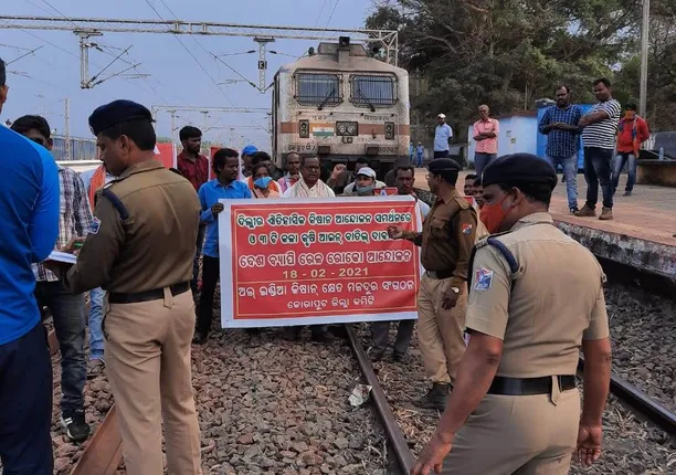 କେନ୍ଦ୍ର କୃଷି ଆଇନକୁ ବିରୋଧ କରି ଜୟପୁର ରେଳଷ୍ଟେସନରେ ରେଳରୋକ