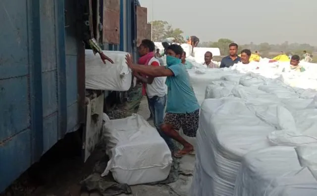 ରେଳ ଯୋଗେ ଜୁନାଗଡ଼ରୁ ବାଂଲାଦେଶ ଗଲା ପ୍ରଥମ କପା ର‍୍ୟାକ୍‌ 