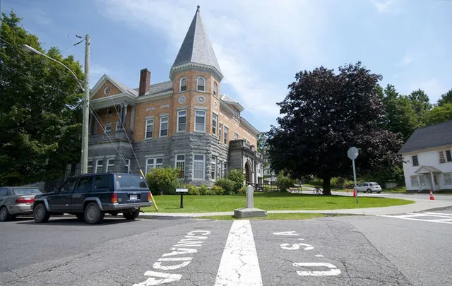 ଦୁଇଟି ଠିକଣା ଥିବା ପାଠାଗାର